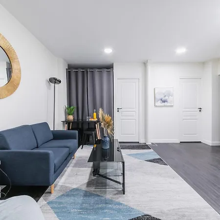 Aux Marche Au Puces A St Ouen Pour 4p Apartment
